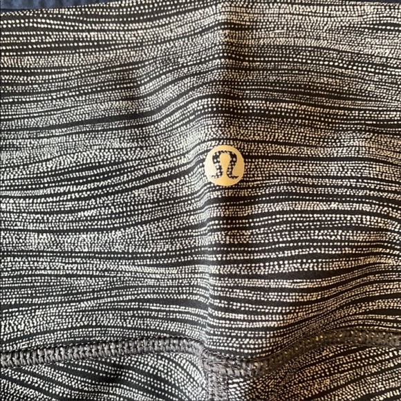 Lululemon Wonder Under High Rise capris. - Picture 3 of 4